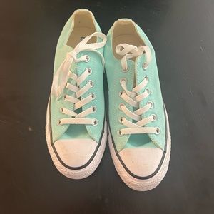 Converse light colored shoe, size 7 and barely even worn !
